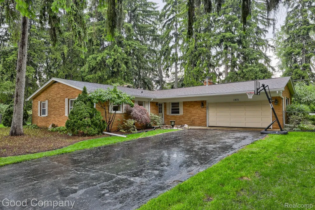 1371 Winchcombe Drive Bloomfield Hills City MI 48304