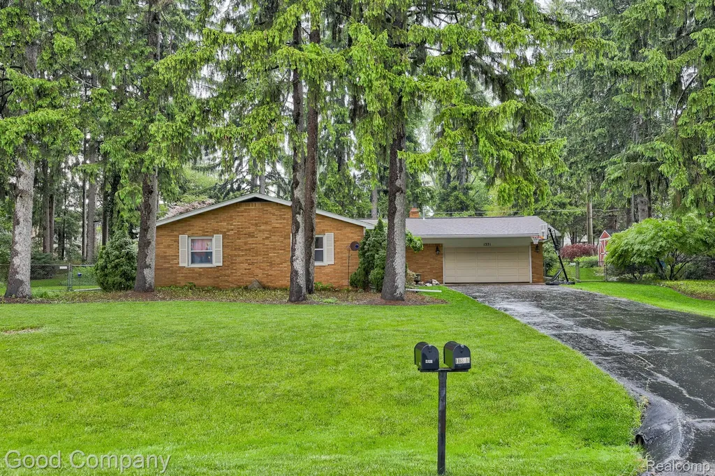 1371 Winchcombe Drive Bloomfield Hills City MI 48304
