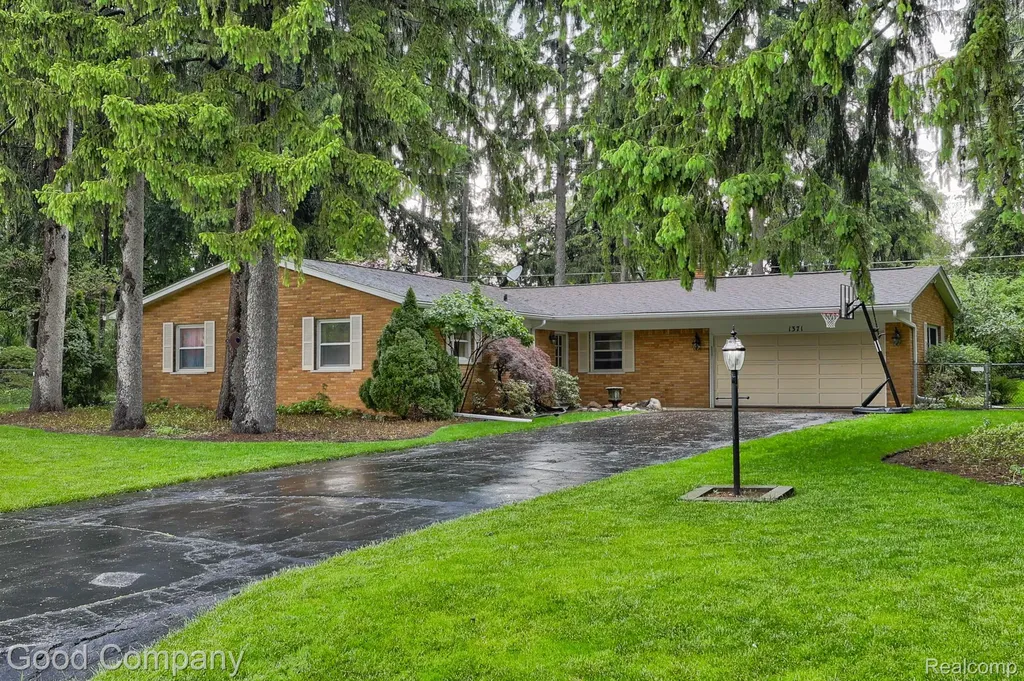 1371 Winchcombe Drive Bloomfield Hills City MI 48304