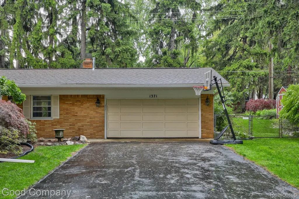 1371 Winchcombe Drive Bloomfield Hills City MI 48304