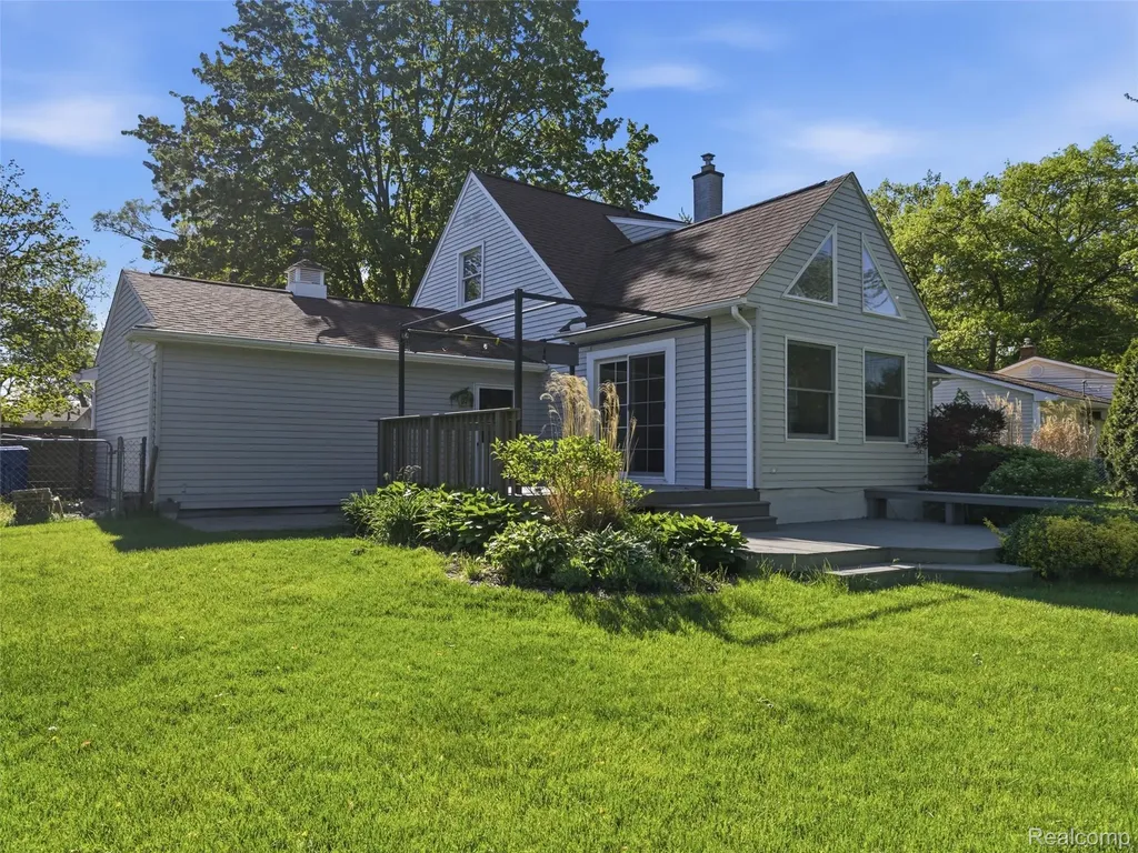 3867 Percy King Road Waterford Charter Township MI 48329
