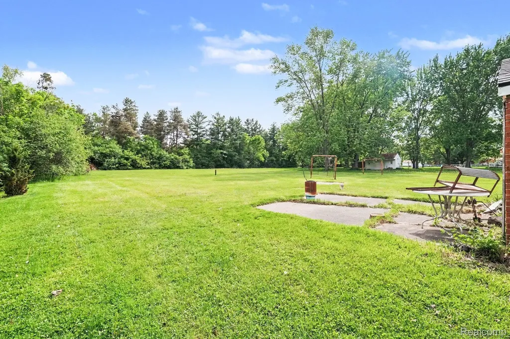 1093 W Maple Avenue Mundy Township MI 48507