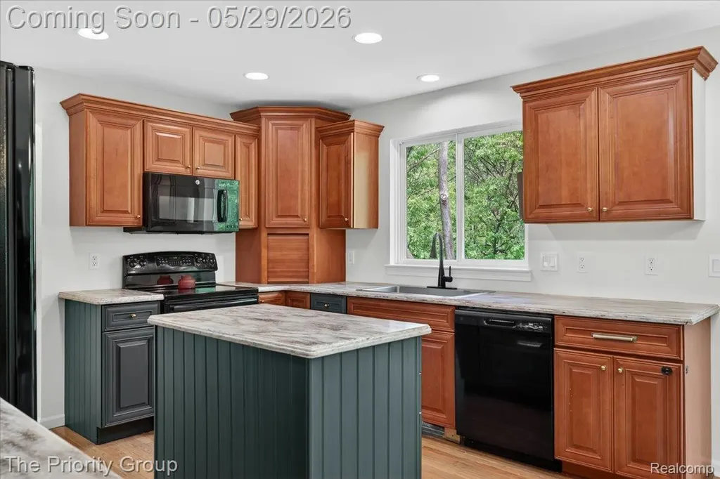 517 Deer Valley Road Holly Village MI 48442