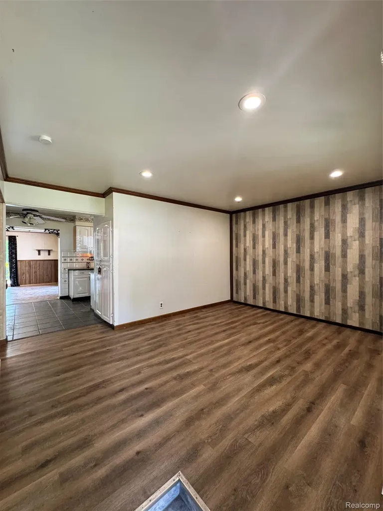 31263 Hayes Road Warren City MI 48088