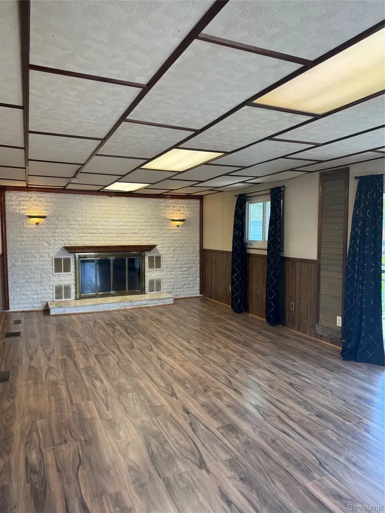 31263 Hayes Road Warren City MI 48088