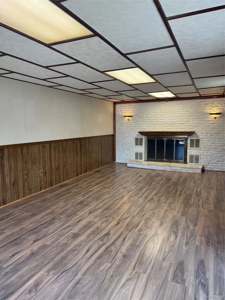 31263 Hayes Road Warren City MI 48088
