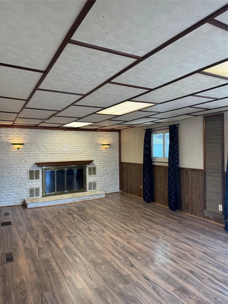 31263 Hayes Road Warren City MI 48088