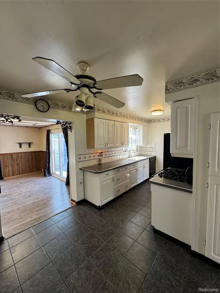 31263 Hayes Road Warren City MI 48088