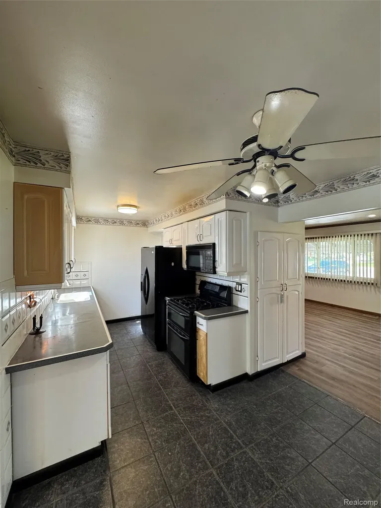 31263 Hayes Road Warren City MI 48088