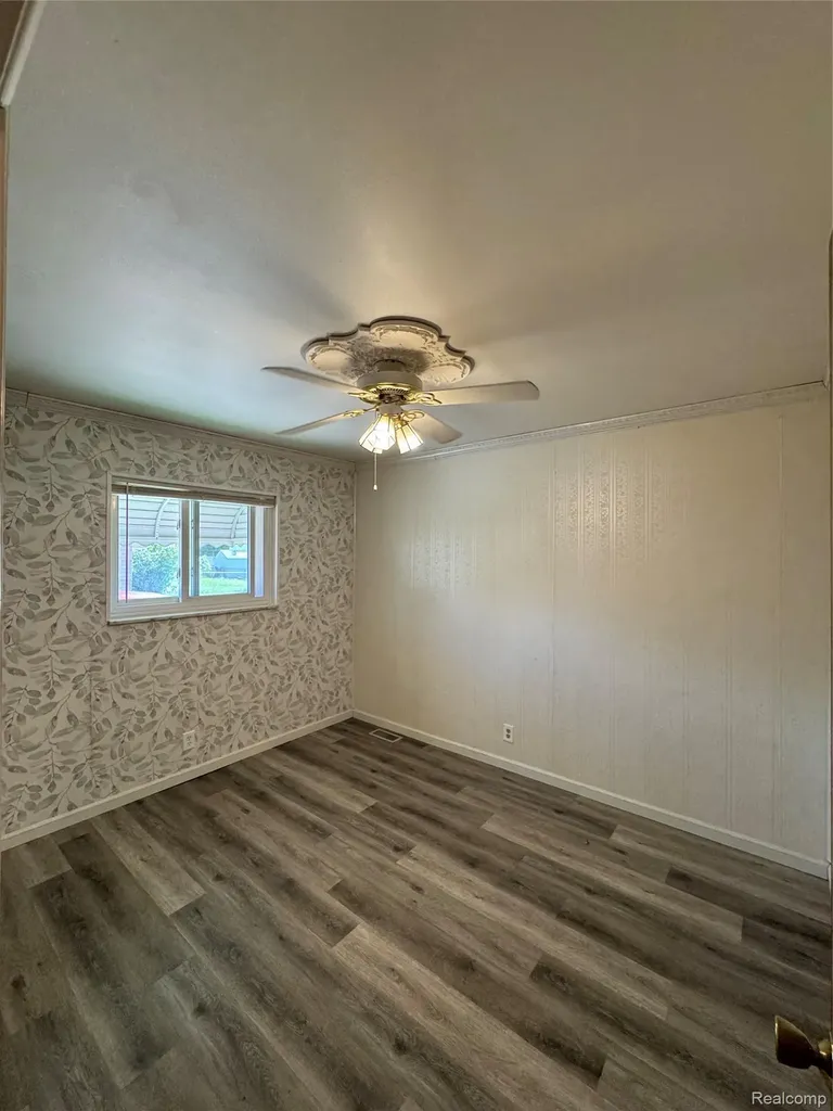 31263 Hayes Road Warren City MI 48088