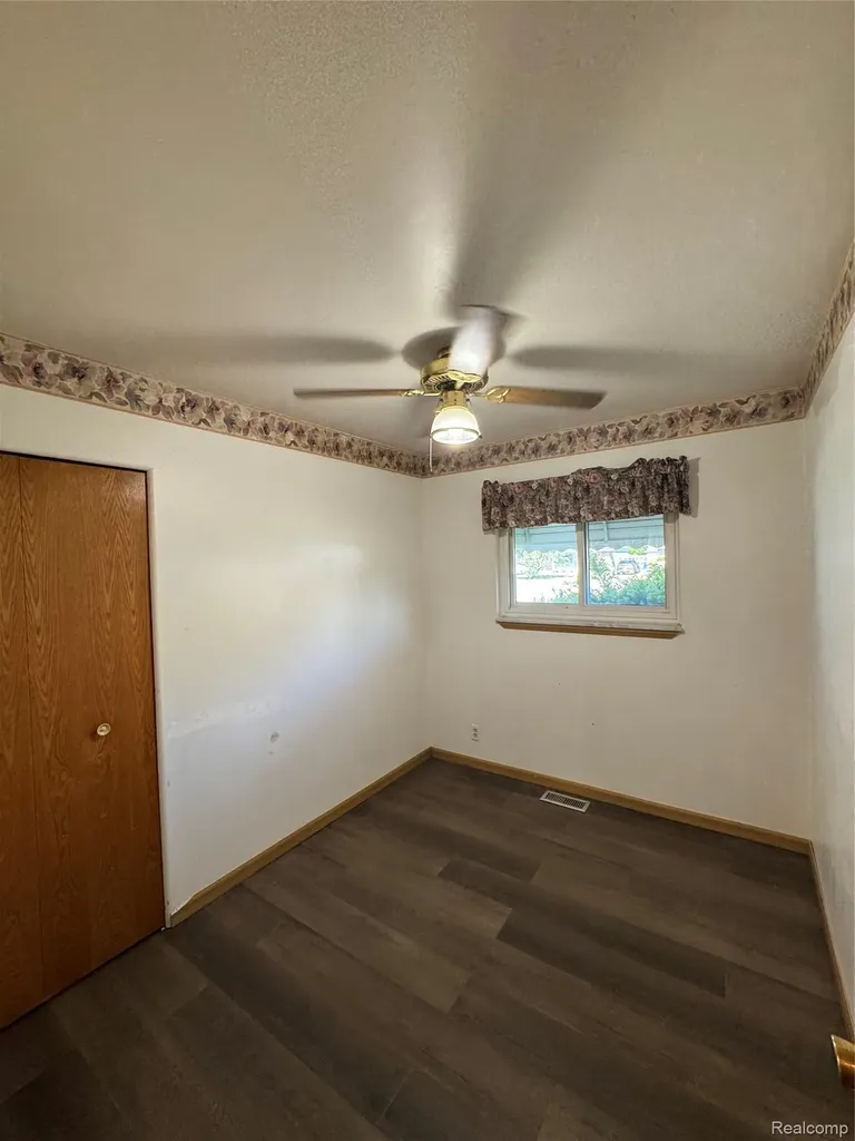 31263 Hayes Road Warren City MI 48088