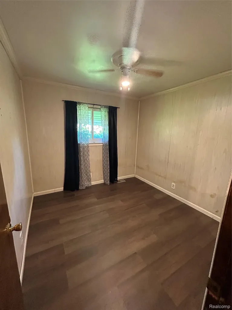 31263 Hayes Road Warren City MI 48088