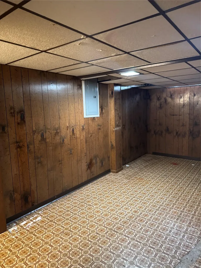31263 Hayes Road Warren City MI 48088