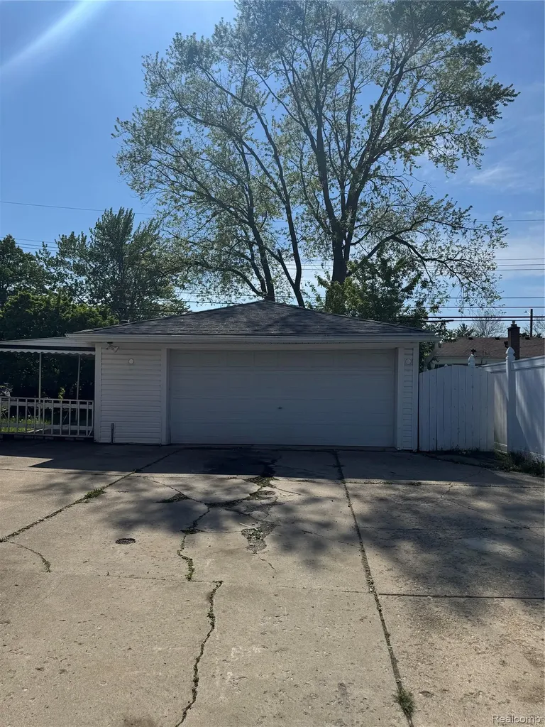 31263 Hayes Road Warren City MI 48088