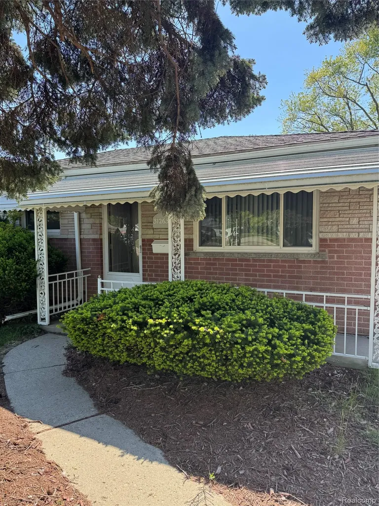 31263 Hayes Road Warren City MI 48088