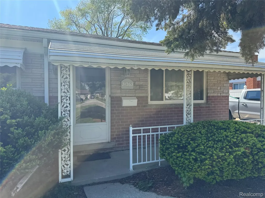 31263 Hayes Road Warren City MI 48088