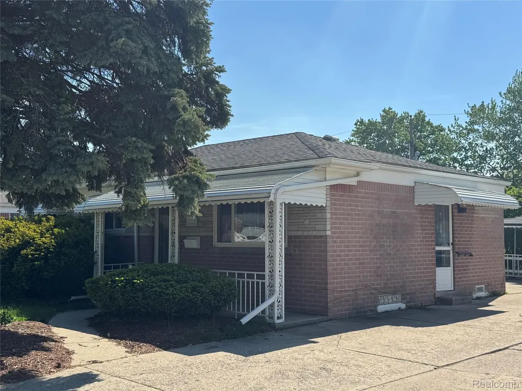 31263 Hayes Road Warren City MI 48088