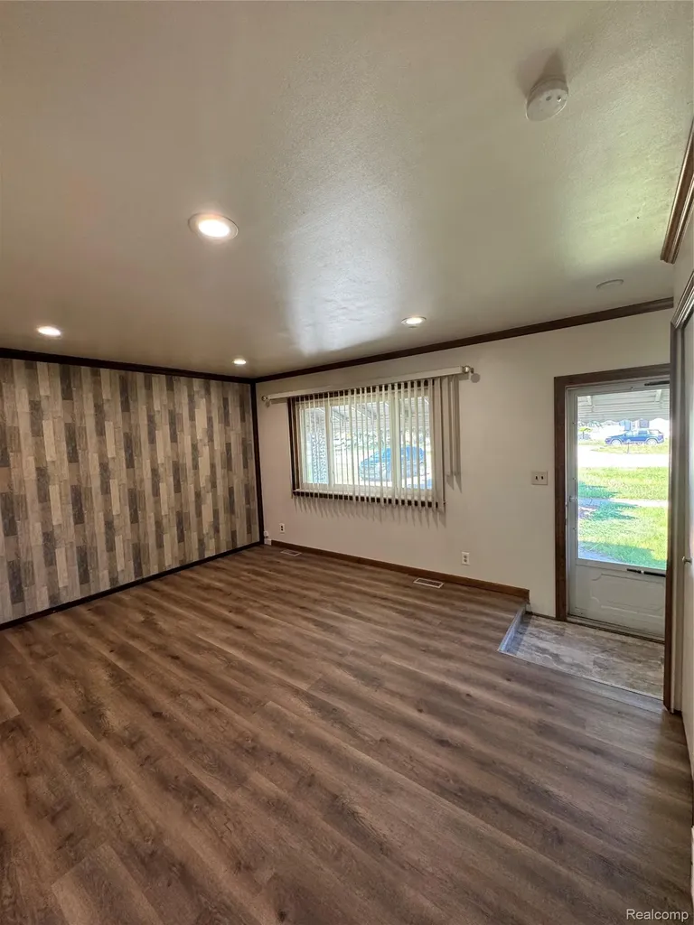 31263 Hayes Road Warren City MI 48088
