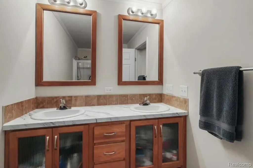 11160 Walden Court Green Oak Township MI 48178
