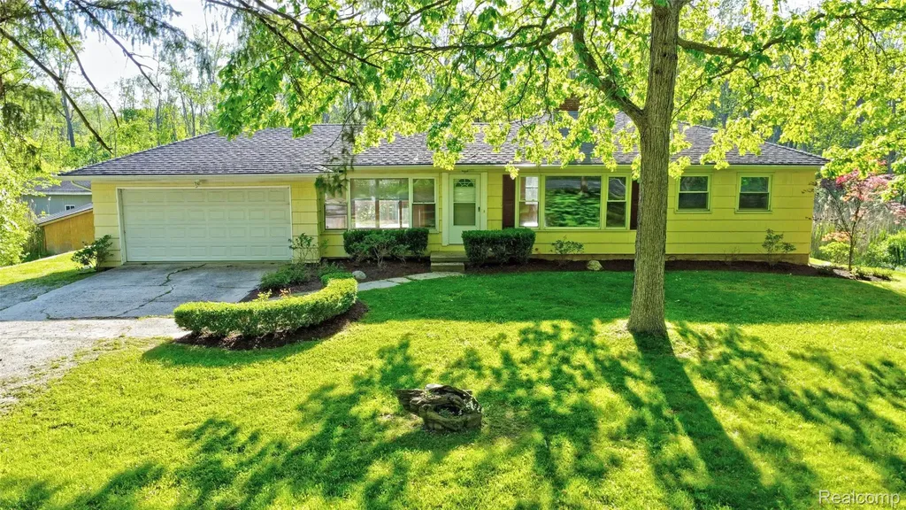 5890 Grange Hall Road Groveland Township MI 48442