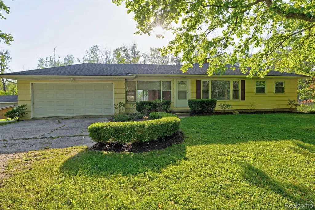 5890 Grange Hall Road Groveland Township MI 48442