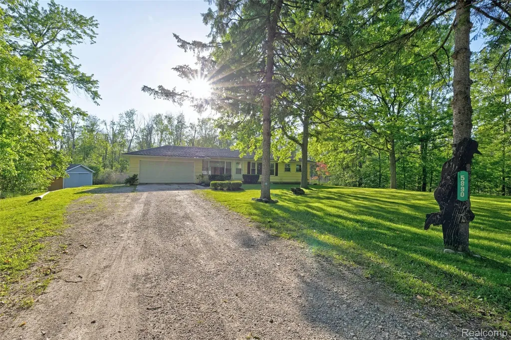 5890 Grange Hall Road Groveland Township MI 48442