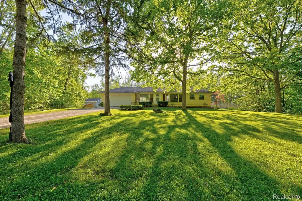 5890 Grange Hall Road Groveland Township MI 48442