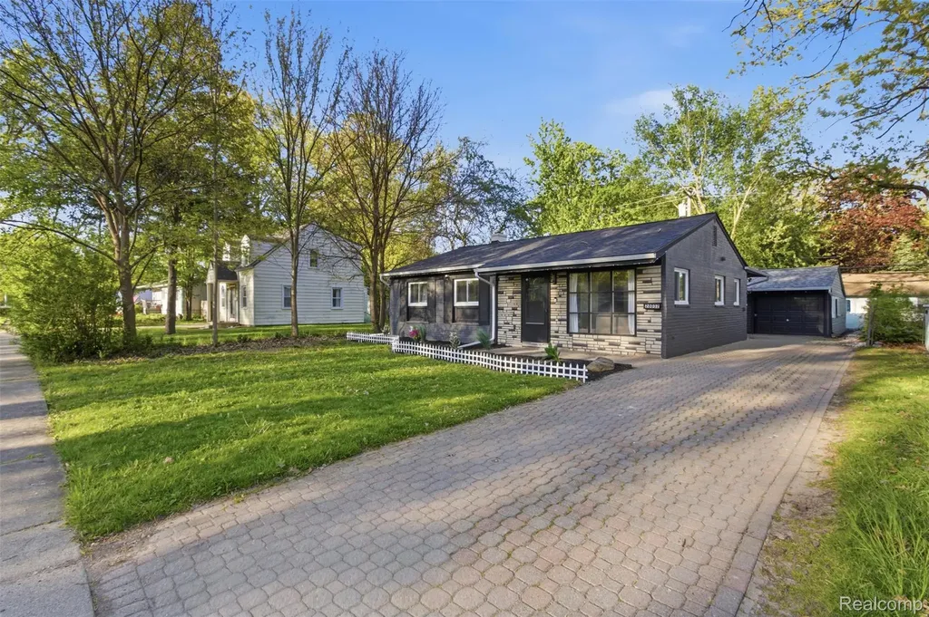28032 Fairfax Street Southfield City MI 48076