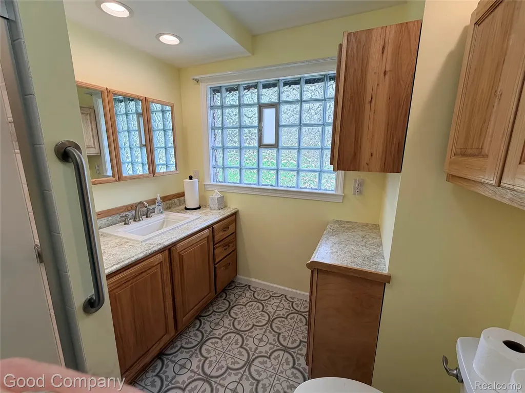 25400 Springbrook Drive Farmington Hills City MI 48336
