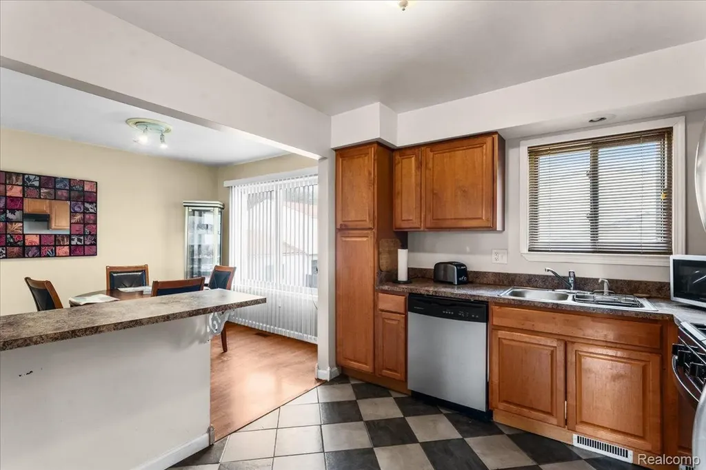 2968 Roundtree Drive Troy City MI 48083