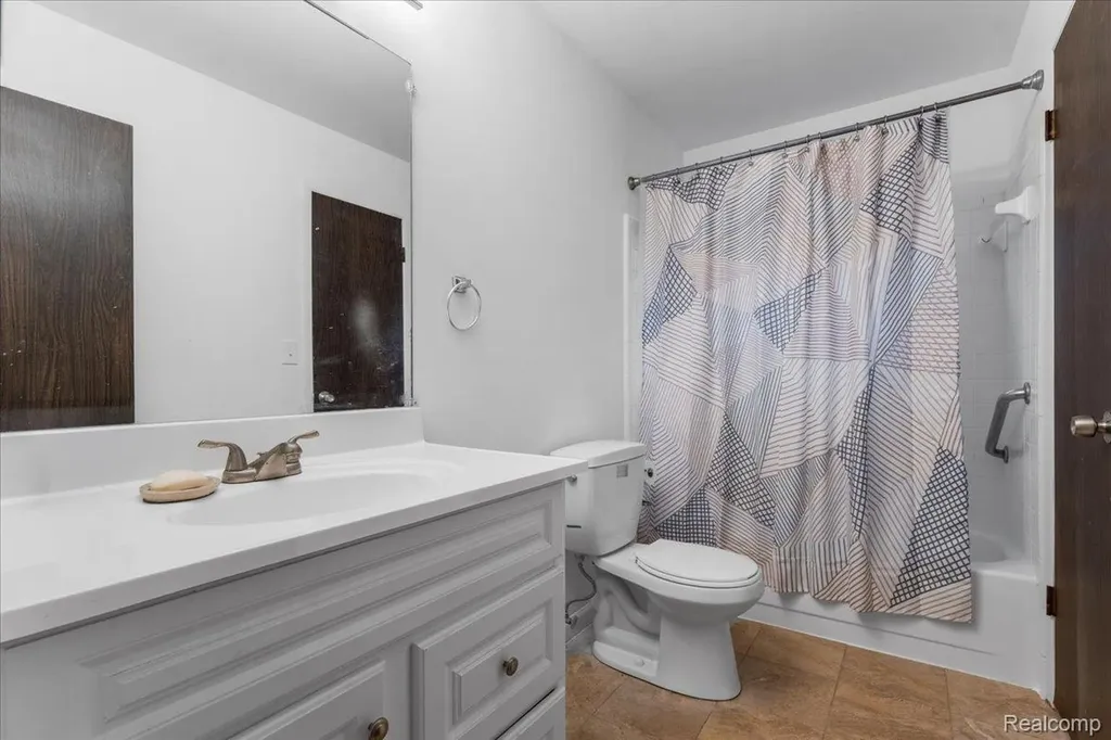 2968 Roundtree Drive Troy City MI 48083