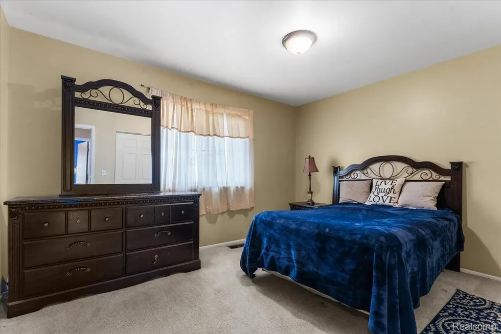 2968 Roundtree Drive Troy City MI 48083
