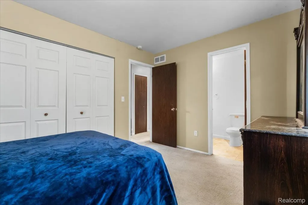 2968 Roundtree Drive Troy City MI 48083
