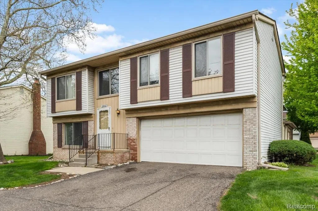 2968 Roundtree Drive Troy City MI 48083