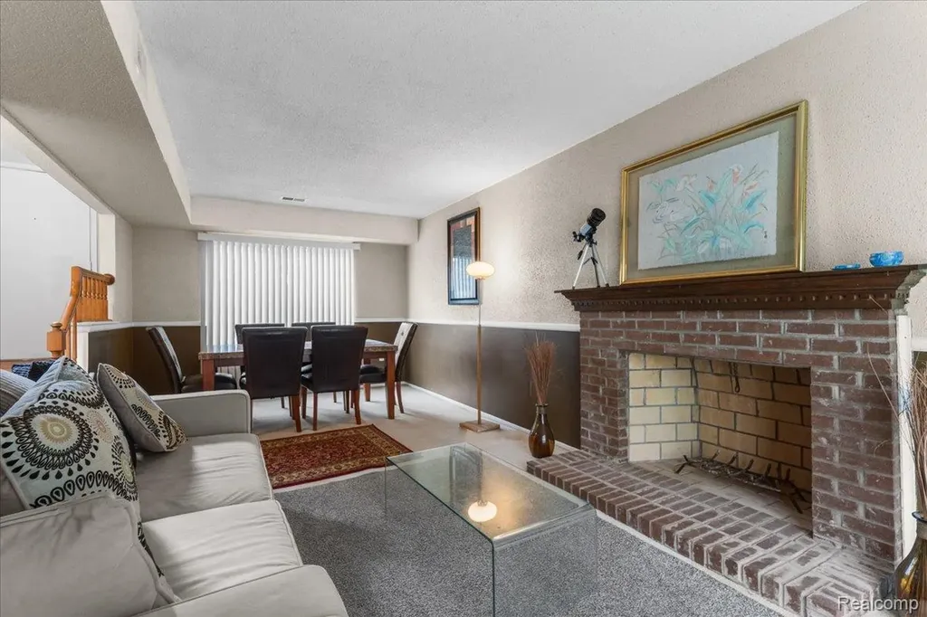 2968 Roundtree Drive Troy City MI 48083