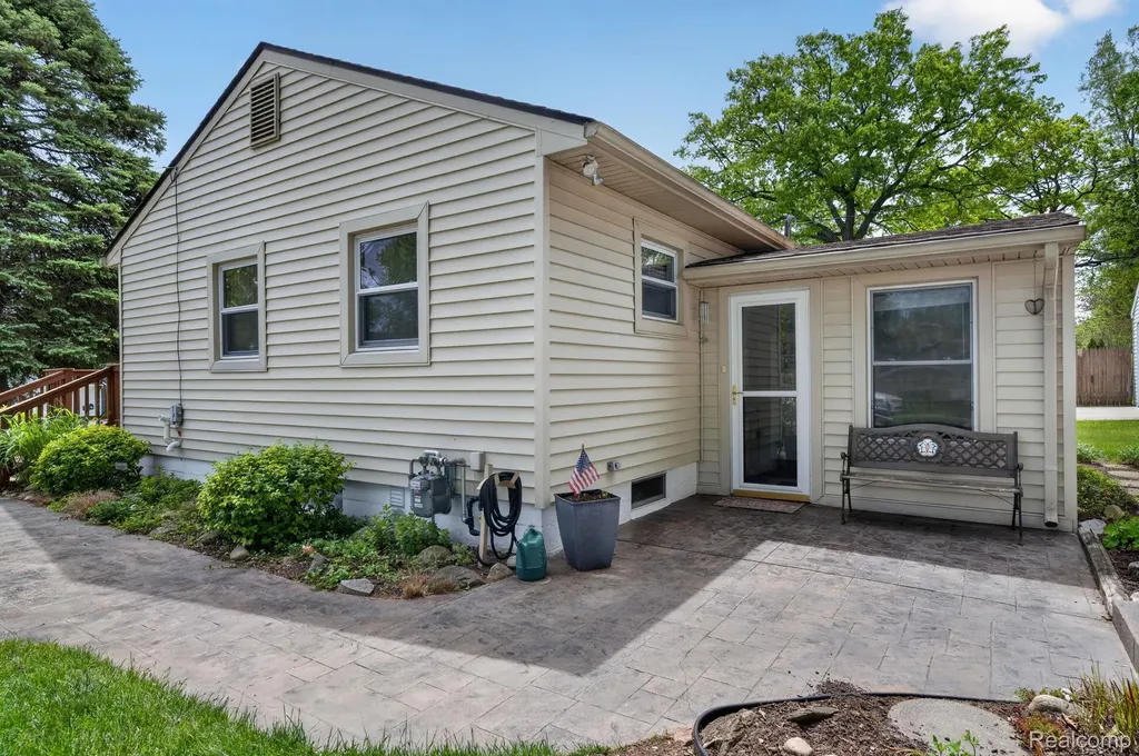 3993 Maiden Street Waterford Charter Township MI 48329
