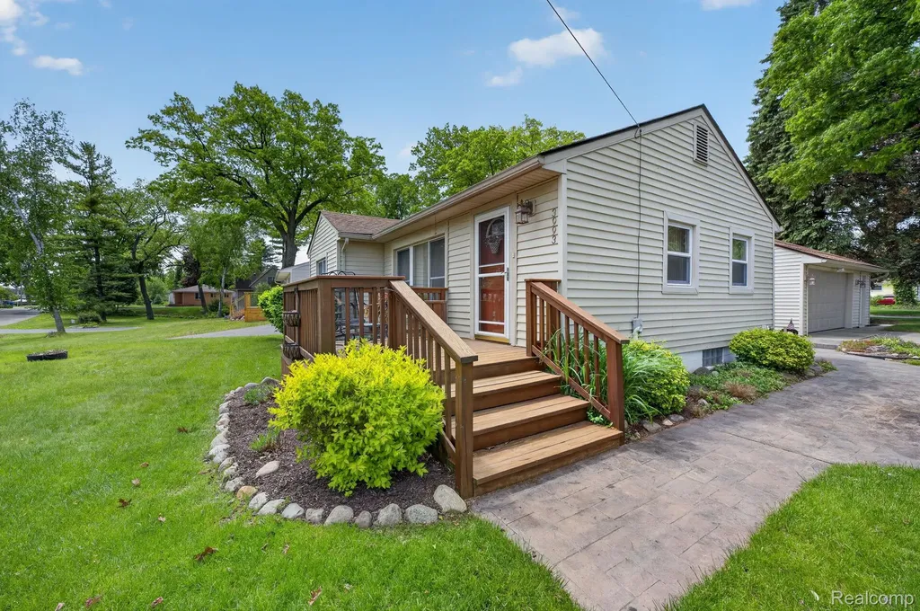 3993 Maiden Street Waterford Charter Township MI 48329