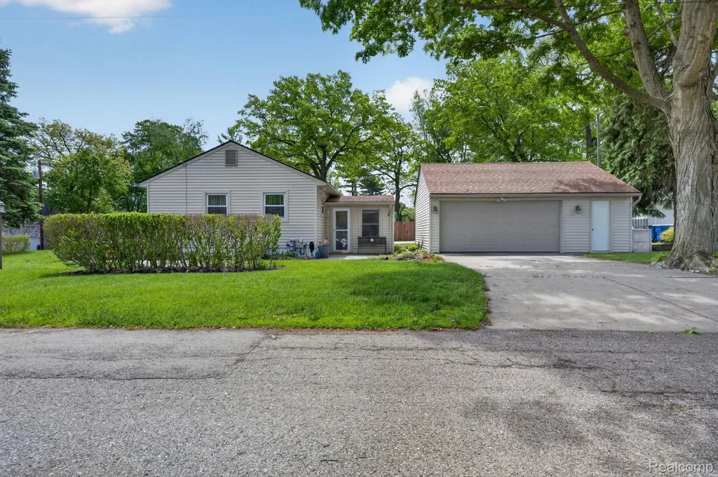 3993 Maiden Street Waterford Charter Township MI 48329