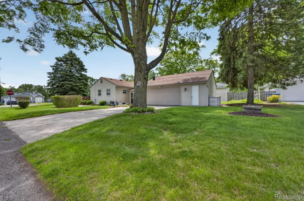 3993 Maiden Street Waterford Charter Township MI 48329