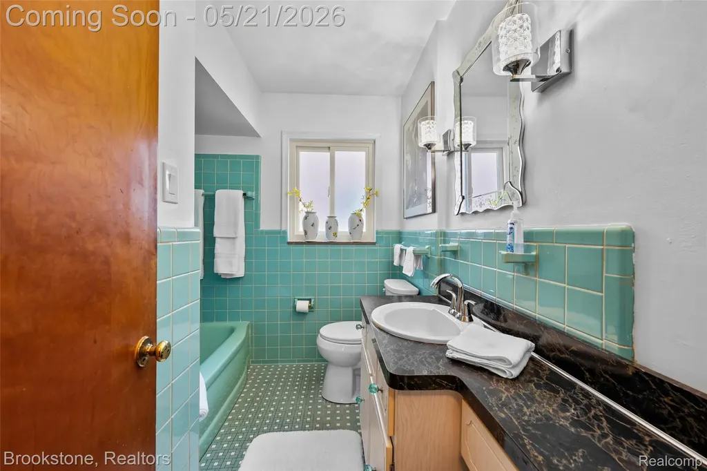 18474 Beverly Road Beverly Hills Village MI 48025