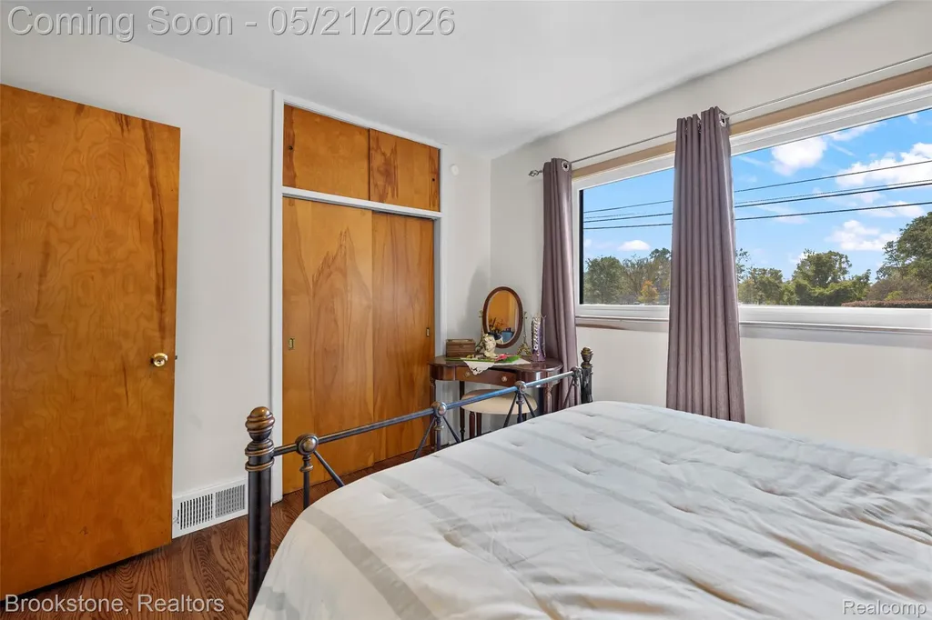 18474 Beverly Road Beverly Hills Village MI 48025