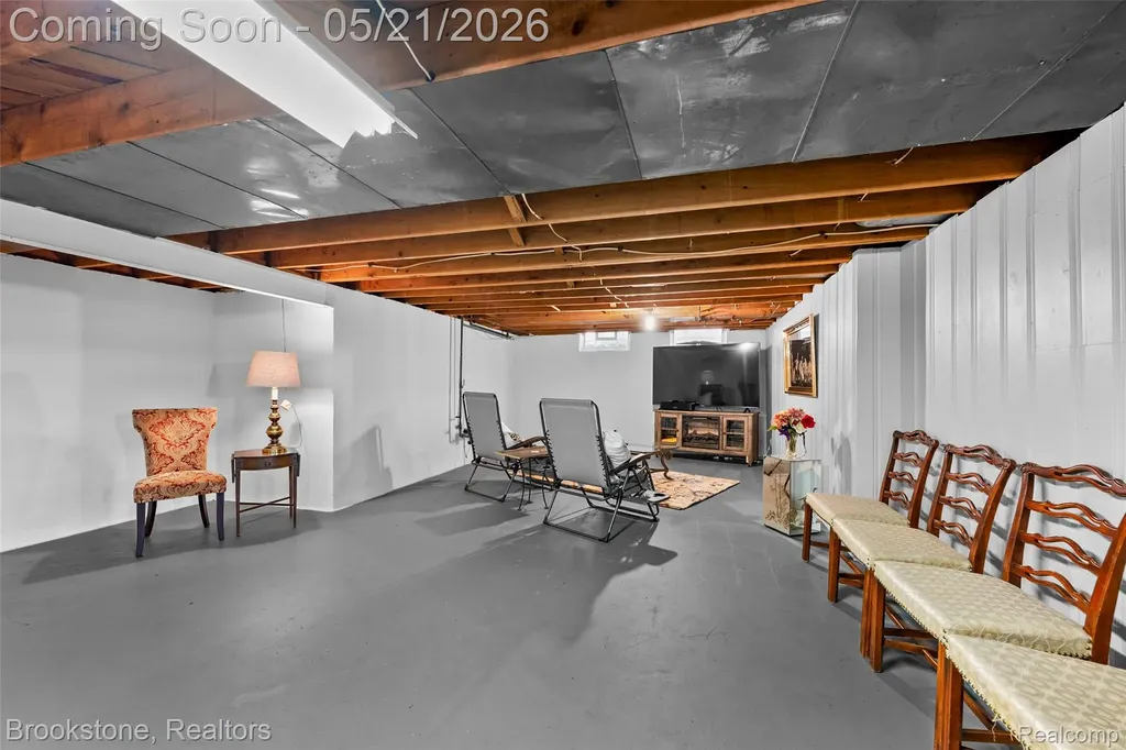 18474 Beverly Road Beverly Hills Village MI 48025