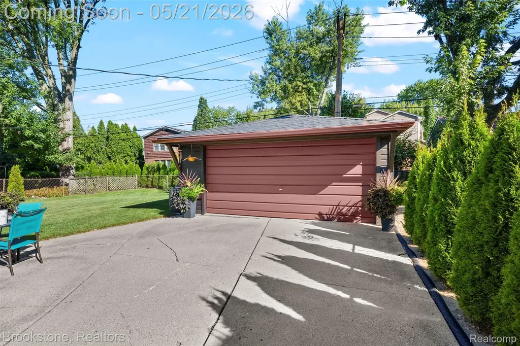 18474 Beverly Road Beverly Hills Village MI 48025