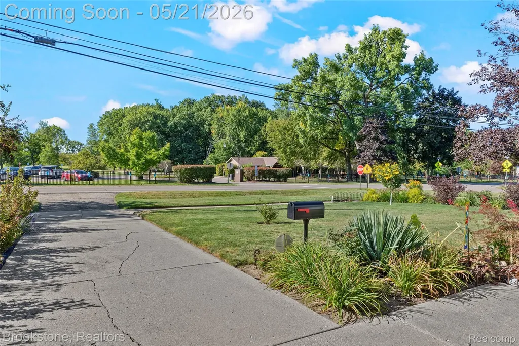 18474 Beverly Road Beverly Hills Village MI 48025