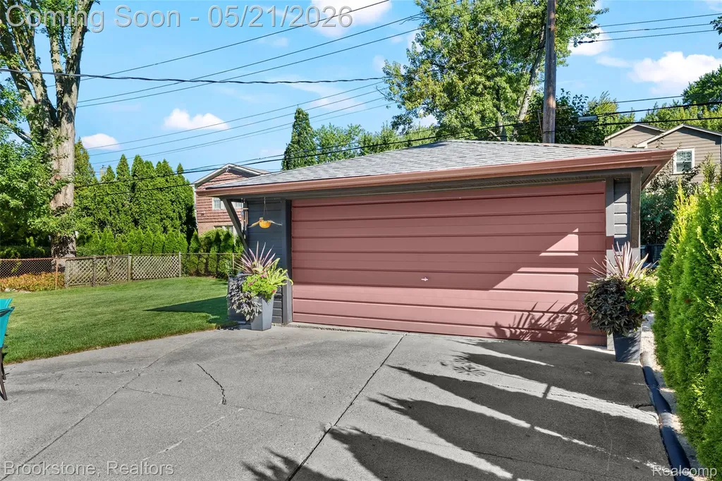 18474 Beverly Road Beverly Hills Village MI 48025