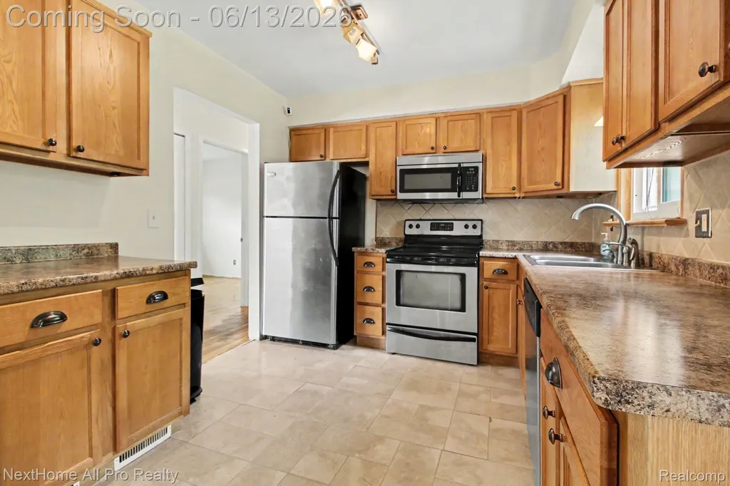 14242 Park Street Livonia City MI 48154