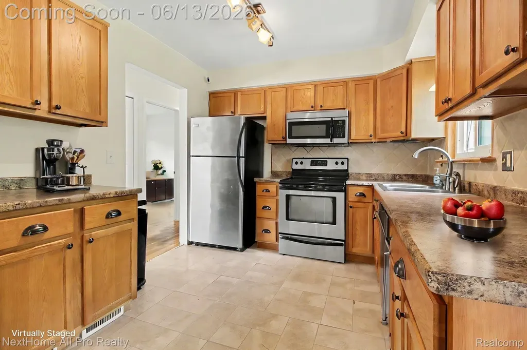 14242 Park Street Livonia City MI 48154