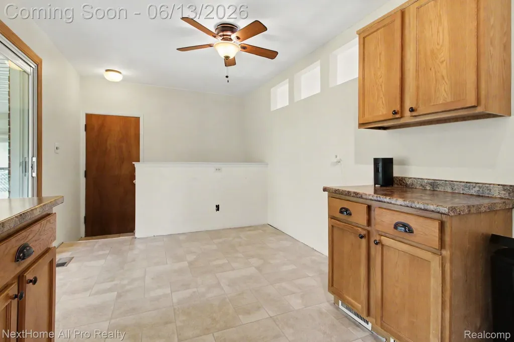 14242 Park Street Livonia City MI 48154
