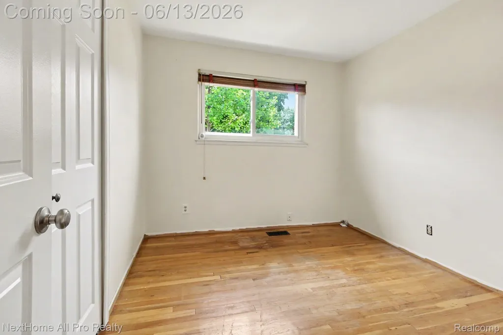14242 Park Street Livonia City MI 48154