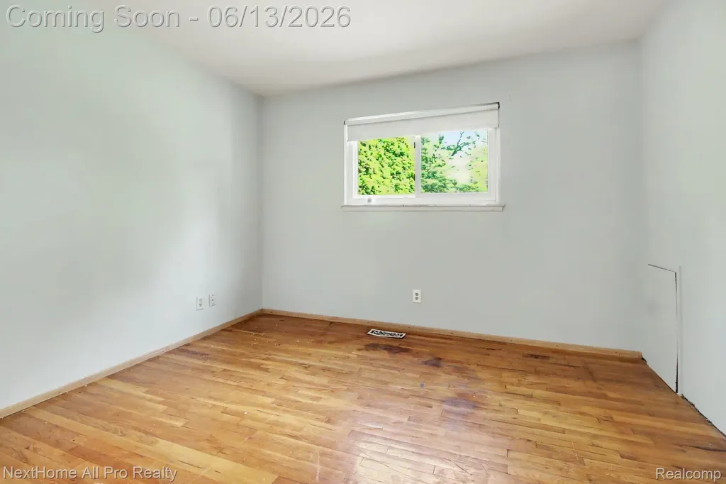 14242 Park Street Livonia City MI 48154